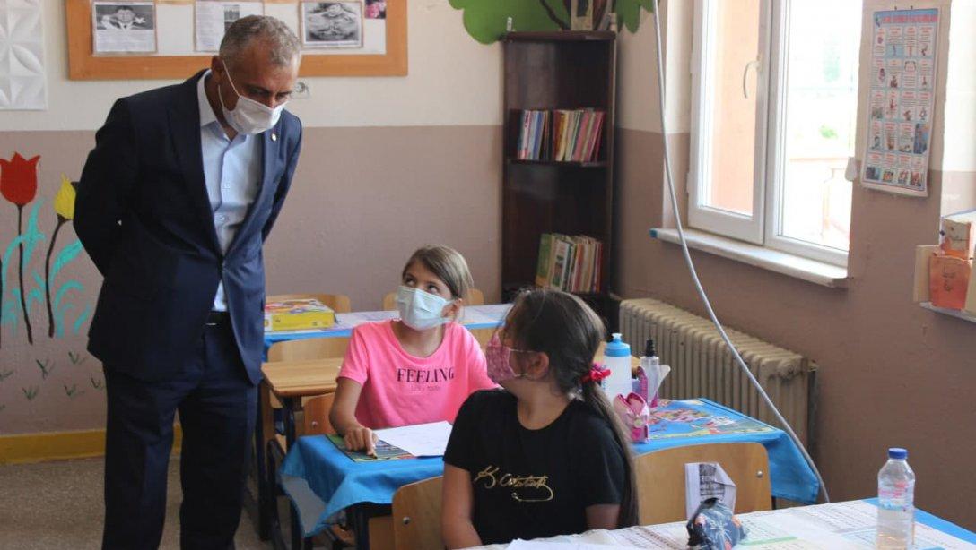 İlçe Milli Eğitim Müdürü Hasan TAHTAOĞLU Sarız İlkokulunu Ziyaret Etti.