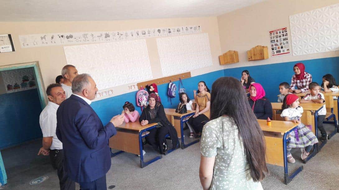 İlçe Milli Eğitim Müdürümüz Sn. Selahattin Kolukısa, Sarız ilkokulunda ilk ders zilini öğrencilerle birlikte çaldı.