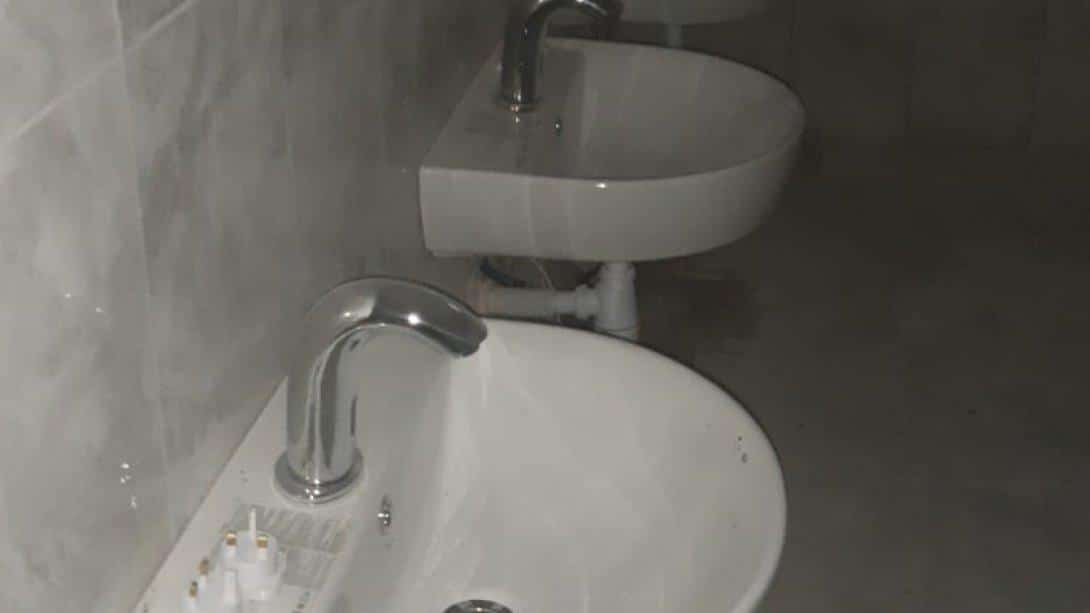 Sarız İlkokulun'da  yenilenen Öğrenci tuvaletleri bir hafta gibi kısa bir sürede kullanıma hazır hale getirildi.